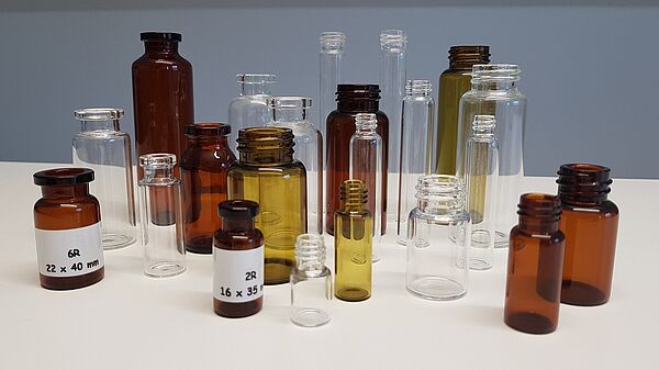 Viele leere Glasfläschchen für den medizinischen Gebrauch auf einem Tisch