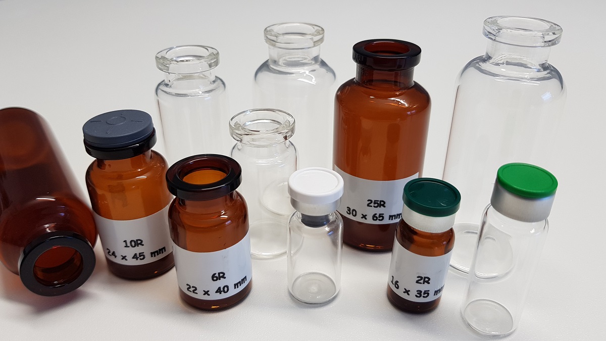 Many injection vials in clear and brown glass in a group