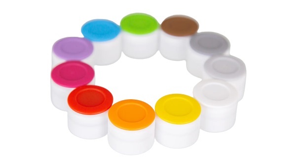 Viele Kunststoffkappen in einem Kreis in verschiedenen Farben