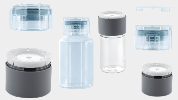 Mehrere Kunststoffkappen und Flaschen nebeneinander